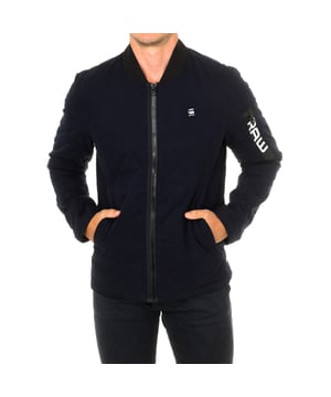 Chaqueta overshirt.
Color Azul marino
Cuello elástico.
Manga larga.
Cierre de cremallera en parte delantera.
Dos bolsillos en parte delantera.
Logo de maraca en metálico, parte superior lateral.
Puños con cierre de botón.
Forro interior.
Bolsillo con cierre de cremallera en manga.
Bolsillo en interior.
Costuras vistas a tono.

Composición:  75% Algodón, 25% Poliamida

Lavar máximo a 30ºC.
-No planchar.
- No permite usar secadora.
- No usar lejía.
- No admite el  lavado en seco.