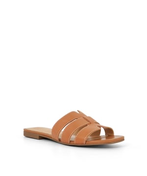Show off your pedicure on sunny days with Layyla. Featuring an open-toe, stitch detailing and soft flat sole, these sandals are the perfect way to add a touch of luxury to your casual outfits.