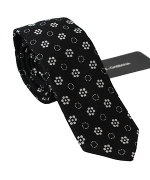 Corbata de seda con estampado floral negro de Dolce & Gabbana.
  100% autentico.
  A estrenar con etiquetas.
  Corbata exclusiva de la coleccion Dolce & Gabbana.
  Color: Estampado floral negro.
  Material: 100% seda.
  Ancho: 6 cm.
  Fabricado en Italia.