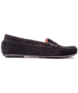 El sofisticado mocasín Camila de SOLE es ideal para esos días elegantes e informales en la ciudad. una salida de compras y un té por la tarde o una velada con amigos. La magnífica parte superior de ante azul oscuro es de la más alta calidad con elegantes detalles de mocasines. Los zapatos sin cordones inspirados en mocasines tienen una suela de goma flexible estilo conducción para completar este look lujoso.