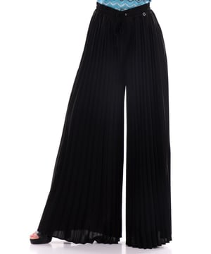 Tijdloos en elegant - Deze eco-vriendelijke geplooide wijde broek valt prachtig in een zwarte crepe. Veelzijdig te dragen voor elke gelegenheid.