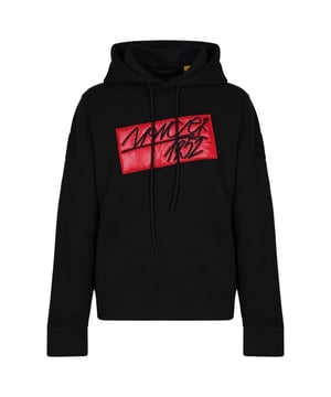 Schwarzer Kapuzenpullover mit Moncler-Patch-Logo. Schwarzer Kapuzenpullover mit Moncler-Markenlogo. Werten Sie Ihren Stil mit dem schwarzen Kapuzenpullover von Moncler auf. Dieser bequeme schwarze Kapuzenpullover von Moncler bietet einen eleganten und vielseitigen Look, perfekt für jeden Anlass. Dieser Pullover bietet sowohl Stil als auch Funktionalität. Werten Sie Ihre Garderobe noch heute auf. Aufnäher mit Moncler-Markenlogo auf dem linken Bein, elastische Taille und Ärmelenden. 100% Baumwolle. Verstellbare Kapuze mit Kordelzug. Stilcode: 8G00012809KX 999