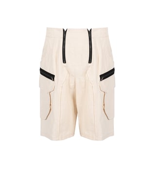 Corte sencillo

Este modelo de pantalones se caracteriza por su corte sencillo, que resulta ideal tanto para atuendos cotidianos como para conjuntos más elegantes, aportándoles un toque de desenfado y libertad.

Cierre con cremalleras logotipadas

Los pantalones cuentan con cierre de cremalleras logotipadas, que no solo proporcionan comodidad al usarlas, sino que también añaden un carácter único y lujoso.

Además, tiene elástico incorporado en la cintura

Además, el elástico incorporado en la cintura garantiza un ajuste perfecto al cuerpo, ofreciendo confort durante todo el día.

Tiro medio

El tiro medio de estos pantalones es la solución perfecta para quienes valoran la comodidad y la versatilidad, adaptándose a diversos tipos de cuerpos y estilos.

Piernas rectas

Las piernas rectas hacen que los pantalones sean clásicos y atemporales, y al mismo tiempo extremadamente cómodos y prácticos.

Bolsillos delanteros

Los bolsillos delanteros ofrecen mucho espacio para los objetos esenciales, haciéndolos no solo estilosos, sino también funcionales.

Dos bolsillos adicionales en las piernas

Los dos bolsillos adicionales en las piernas son la solución perfecta para aquellos que necesitan más espacio para guardar sus cosas.

Confeccionados con tejido de alta calidad

Confeccionados con tejido de alta calidad, estos pantalones garantizan durabilidad y confort al usarlos, manteniendo al mismo tiempo una apariencia elegante incluso después de muchos lavados.

Fabricados en Italia

Fabricados en Italia, estos pantalones combinan excelente artesanía y diseño único, siendo un sinónimo de lujo y clase.