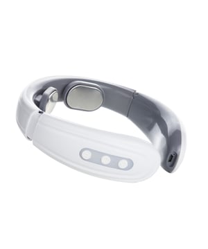 El masajeador cervical es un producto de alta tecnología para aliviar la fatiga cervical a través del masaje y de la estimulación de la musculatura del cuello. El diseño en anillo del masajeador junto con los electrodos pivotantes permiten una completa adaptación a la anatomía del cuello del cuello.
El masajeador cervical trabaja mediante los pulsos eléctricos de baja frecuencia, el efecto magnético y la tracción circular cuya acción combinada promueve la circulación sanguínea local, la relajación de los músculos locales y un efecto antiinflamatorio y analgésico que alivia la fatiga muscular, actuando sobre las dolencias comunes que provocan estas molestias musculares como son el entumecimiento de los hombros, el dolor de cabeza, los mareos y otros síntomas causados por el desgaste de los discos cervicales.

• El masajeador cuenta con 6 tipos de masaje diferente: 2 tipos de modo de masaje combinado automático y 4 tipos de modos de masaje manual. Pudiendo en cada tipo de masaje adaptar el nivel de intensidad a cada necesidad.
• Tecnología de ajuste inteligente 3D: con la última tecnología de ajuste inteligente 3D, los electrodos pueden ajustarse fácilmente a la curva de su cuello para mayor comodidad.
• Masaje de pulso eléctrico: El masaje se realiza mediante pulsos eléctricos para promover la circulación sanguínea local, relajar los músculos y dar un masaje más completo. Además proporciona calor a la zona tratada ayudando a potenciar los efectos masajeadores de los pulsos.
• Parches de masaje: Los parches de masaje pueden absorber la energía de su propia radiación y emitir directamente ondas de luz infrarroja lejana, mejorando así la capacidad de circulación del cuerpo. Estos parches se pueden colocar donde sea necesario para aliviar el dolor muscular.
• Tracción circular: Alivia eficazmente el espasmo muscular del cuello, alivia los síntomas de dolor.
• Efecto magnético: Incorpora un imán que equilibra el nervio autónomo para aumentar la capacidad de transporte de oxígeno, mejorando así la nutrición celular del tejido muscular.