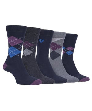 Pack de 5 calcetines Farah con dibujo clásico Un par de calcetines elegantes es esencial para completar cualquier conjunto formal. Estos calcetines de vestir Farah pueden hacer el truco con sus patrones clásicos y ajuste cómodo. Estos calcetines clásicos son ideales para cualquier situación con su mezcla de diseños y colores, siendo fáciles de combinar con cualquier atuendo que lleves. Estos calcetines están fabricados con un 47% de algodón, lo que los hace muy suaves y cómodos de llevar. El algodón también ayuda a regular la temperatura, asegurando que los pies estén frescos en verano y calientes en invierno. Estos calcetines también tienen una parte superior Gentle Grip que se amolda cuidadosamente al contorno natural de la pierna. Esta suave parte superior mantiene los calcetines en su sitio sin la constricción habitual de los puños normales, lo que los hace más cómodos durante largos periodos de uso. Estos calcetines están disponibles en las tallas 6-11 del Reino Unido y se venden en paquetes de 5 pares. Hay muchos modelos y colores disponibles. Detalles adicionales del producto - 5 pares - 6-11 UK - Marca Farah - Gentle Grip parte superior suave - Muchos estilos / colores - Algodón suave - Transpirable - 47% Algodón 45% Poliéster 7% Nylon 1% Elastano