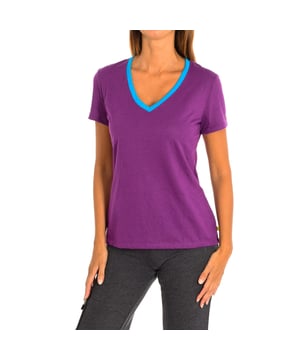 Camiseta Con Mangas Zumba. 
Color Lila
Clásica y versátil con un calce fácil. 
Cuello en pico. 
Gráfico en la espalda con motivos de la marca.
El tejido suave y elástico proporciona un ajuste cómodo y favorecedor.
Costuras vistas a tono.

Composición:  65% Poliéster, 35% Algodón.

-Utilizar lavadora a temperatura máxima 30º .
-Utilizar secadora.
-No se puede utilizar Lejía.
-Planchar a temperatura máxima 110º.