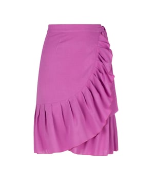 Esta falda cruzada rosa está confeccionada en tejido estilo lino. La falda se abrocha con una corbata de 4,5 cm del mismo tejido que pasa a través de un agujero en la costura lateral, justo debajo de la cintura. La falda tiene un ribete de volantes de 26 cm por todas partes. Tiene un estilo sutil con una silueta de línea A y llega hasta la rodilla.