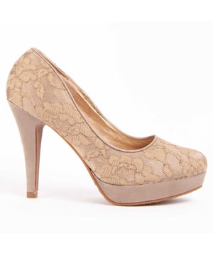 Hakschoen voor dames. Comfortabele pasvorm. Gemaakt door andere merken voor ons merk. Geschatte afmetingen: 11 cm hak en 2 cm platform.