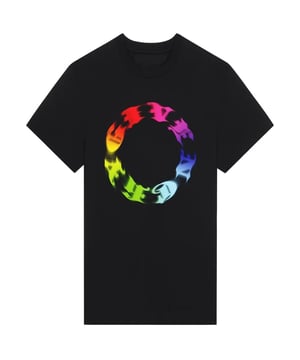 Presentamos la camiseta negra de Givenchy: !el complemento perfecto para tu guardarropa! Esta camiseta negra ofrece una opcion comoda y elegante para cualquier ocasion informal. Su corte extragrande es a la vez moderno y favorecedor, lo que la convierte en una prenda imprescindible para las personas que van a la moda. !Eleva tu estilo con Givenchy!, Marca Givenchy, Logo circular, Camiseta con cuello redondo, Logo en el frente, 100% algodon, Ropa urbana, Corte extragrande, Camiseta negra