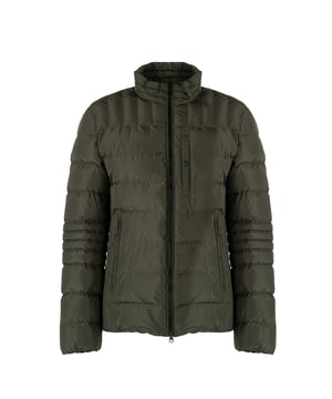 Diseño sencillo que se ajusta perfectamente a la figura, ofreciendo comodidad y libertad de movimiento, lo que lo hace una excelente opción para diversas ocasiones, desde caminatas diarias hasta salidas más formales.

Con un cuello alto que no solo añade elegancia, sino que también protege eficazmente del viento y el frío, proporcionando una capa adicional de calor y estilo, lo que hace que esta chaqueta sea la elección ideal para los días más fríos.

La estructura acolchada no solo le da a la chaqueta una apariencia moderna, sino que también aumenta su aislamiento, lo que significa que no solo es elegante, sino también práctica en los días más fríos.

Cierre con cremallera logotipada, que no solo es funcional, sino que también constituye un detalle sutil que destaca la marca, agregando un carácter exclusivo al conjunto.

En el frente, tres bolsillos con cierre de cremallera, que no solo son prácticos y espaciosos, sino que también protegen de manera óptima los objetos almacenados en ellos, haciéndolos un elemento extremadamente funcional de esta chaqueta.

En la manga izquierda, un detalle de la marca que sutilmente realza el prestigio de la marca, añadiendo un carácter único a la chaqueta y haciendo que sea un elemento distintivo en el armario.

Hecha de tela de alta calidad, transpirable e impermeable, lo que hace que la chaqueta no solo sea cómoda y confortable de llevar, sino también proporciona una excelente protección contra las condiciones meteorológicas adversas, asegurando sequedad y calor independientemente del clima.