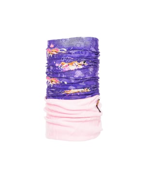 Tubular multifuncional BUFF para niños polar, versátil y adaptable.
Braga de cuello polar en microfibra elástica y forro polar. Protege del frío gracias a su parte inferior polar y su cómoda parte superior en microfibra reciclada.
Ideal para el frío, el tubular infantil es ideal para deportes de invierno, viajes a lugares fríos o para el día a día en invierno.
Diseño: Estampado con tus personajes favoritos.
Polartec.
 Medidas:  22 x 70 cm
 Composición: 97% Poliéster, 3% Elastano
 Cuidados:
Lavar a mano.