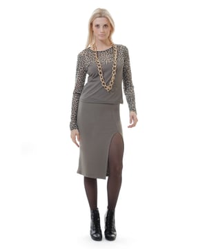 Roba el espectáculo con sofisticación chic con esta falda lápiz midi de última tendencia de 2-Young. Una cintura ancha define una cintura alta, mientras que una abertura frontal descentrada aumenta el factor glam. Confeccionada en una favorecedora tela elástica. Úsala con tacones y una camisa impecable para completar el look. Cremallera lateral oculta.