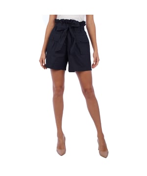 Pantalón de tiro alto con un diseño moderno y funcional que destaca por su cintura fruncida de estilo paperbag y un lazo ajustable que aporta un toque femenino y sofisticado. 

Este modelo ofrece un corte amplio y relajado, proporcionando un ajuste cómodo y estilizado.

Los bolsillos de parche al frente, con cierre de botón, añaden un toque utilitario y práctico, perfecto para quienes buscan una prenda versátil y con carácter. 

Confeccionados en un tejido ligero pero resistente, estos shorts se adaptan fácilmente a looks casuales o semi-formales, convirtiéndose en una pieza esencial para cualquier armario.
 Composición: Tejido: 100% Algodón
 Cuidados:
- Lavar a máquina máx 30ºC y ciclo delicado.
- Usar detergentes suaves.
- Usar secadora a baja temperatura.
- Planchar a bajas temperaturas.
- No lavar en seco.