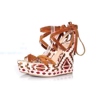 VINTAGE, RRP AS NEW
Gianvito Rossi, Cheyenne wedge with ethnic print. The item is in very good condition and comes with box and dustbag.
 • CONDITION: very good condition 

• SIZE: 38.5 

• INSOLE MEASUREMENTS: 25.5 cm

• HEEL MEASUREMENTS: 13 cm PLATFORM: 4.5 cm

• FABRIC: suede

• COLOUR: brown, beige, red