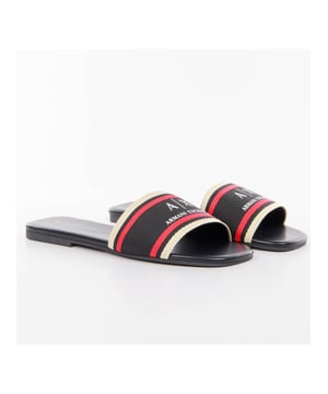 Claquette Armani Exchange Eagle AX Femme Schwarz Synthetik. Authentischer Schuh der Marke Armani Exchange - Streetwear/Sportswear-Design von Armani Exchange - Armani Exchange für modebewusste Frauen, perfekt für den Alltag - Die schwarze Claquette von Armani Exchange lässt sich ideal mit Ihrer gesamten Garderobe kombinieren - Bequemer Synthetikstoff - Klassische Schnalle - Eagle AX - Synthetik