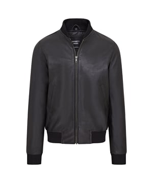 Wir pr�sentieren die Varsity Lederbomberjacke f�r Herren, eine verfeinerte Version der klassischen MA-1 Fliegerjacke. Diese Jacke aus 100 % weichem Lammnappa bietet au�ergew�hnliche Haltbarkeit und einen geschmeidigen Fall. Die sichtbare Rei�verschlussfront verf�gt �ber einen breiten Steppstich-Rei�verschlusssteg, erg�nzt durch Rippstrickkragen, -b�ndchen und -saum f�r zus�tzliche W�rme und eine schlanke Silhouette. Mit vier Taschen � zwei an der Taille und zwei innen, darunter eine sichere Rei�verschlusstasche � kombiniert diese komplett gef�tterte Jacke nahtlos Stil und Funktionalit�t. � Aus 100 % weichem Lammnappa f�r Haltbarkeit und Komfort � Sichtbarer Rei�verschluss vorne mit Steppstich-Rei�verschlusssteg � Rippstrickkragen, -b�ndchen und -saum zur Isolierung � Vier Taschen: zwei an der Taille und zwei innen, eine mit Rei�verschluss � Komplett gef�tterte Innenseite f�r zus�tzliche W�rme und Komfort