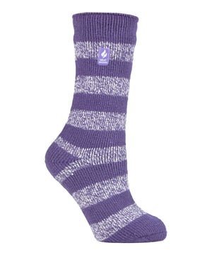 Halten Sie Ihre Füße warm und kuschelig in diesen Ladies Twist Socks von Heat Holders. Hüllen Sie Ihre Füße in diese flauschigen, mit Fleece gefütterten Thermosocken, die Sie jeden Tag tragen können, egal ob Sie zu Hause oder im Büro arbeiten! Diese Socken haben nicht nur eine hohe Tog-Einstufung von 2,3, sondern sie sind auch wissenschaftlich erwiesen die wärmsten Socken auf dem Markt, da sie mit einer in Großbritannien patentierten Stricktechnologie hergestellt werden. Das offizielle Heat Holders Yarn, ein in Japan entwickeltes Thermogarn, sorgt für eine leistungsstarke Isolierung gegen Kälte und bietet eine hervorragende Feuchtigkeitsableitung und Weichheit. Sie wurden außerdem mit einem UK PATENTED langen, geschlungenen Kissenflor gestrickt, der die warme Luft nahe an der Haut hält. Das fachmännische Bürstverfahren von Heat Holders maximiert die Menge an warmer Luft, die in jeder Socke gehalten wird, und sorgt so für unschlagbare Wärme. Schützen Sie Ihre Füße vor der Kälte mit diesen dicken Thermo-Damensocken. Erhältlich in einer Reihe von Farben und Designs, gibt es einen Stil für die modischen Bedürfnisse einer jeden Frau! Die leuchtenden Farben dieser Socken zaubern ein Lächeln auf das Gesicht jeder Frau, egal ob Sie einen geliebten Menschen oder sich selbst beschenken möchten! Wählen Sie zwischen Berry, Pink, Schwarz oder Lila, Navy und mehr! Wärmen Sie Ihre frostigen Zehen mit diesen niedlichen, flauschigen Socken mit Thermoschicht. Diese Socken sind in den Damengrößen 4-8 UK, 37-42 EU, 5-9 US erhältlich.
