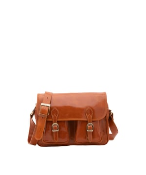 Bolso bandolera para mujer. El cierre es con imán. Los bolsillos internos son uno con cremallera y dos abiertos. Los bolsillos externos son uno abierto en la parte delantera y otro en la parte trasera con cremallera. La bandolera es ajustable en piel. Falta el mango. Hay un compartimento interno. El material exterior es auténtica piel de vacuno. Internamente está forrado en algodón. Medidas: 32x23x15 cm. Hecho en Italia