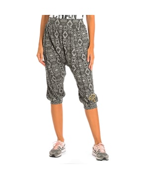 Pantalón Corto Deportivo Zumba. 
Color Negro estampado
Diseño Harem.
Cintura elástica.
Gráficos con motivos de la marca.
Tejido suave que proporciona comodidad durante todo el día.
Costuras vistas a tono.

Composición:  65% Poliéster, 35% Algodón.

-Utilizar lavadora a temperatura máxima 30º .
-Utilizar secadora.
-No utiliza Lejía.
-Plancha  a temperatura máxima 110º.