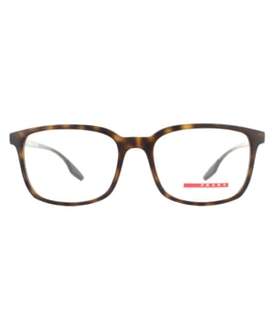 Die Prada Sportbrille PS05MV 5641O1 Shiny Havana ist eine superleichte, rechteckige Brille mit Eckausschnitten und gummierten Einsätzen an den Bügeln, die die Brille in Position halten. Die Bügel sind mit dem rot gestreiften Prada Sport Logo an den Bügeln verziert.