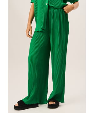 Maak je klaar om in stijl te loungen met onze modieuze Plisse Lounge Wear-broek met wijde pijpen. Deze broek is gemaakt van hoogwaardige stof en biedt zowel comfort als een chique uitstraling. De wijde pijpen verlengen je benen terwijl de trendy groene kleur elke outfit naar een hoger niveau tilt. Perfect voor een relaxte maar toch stijlvolle look.