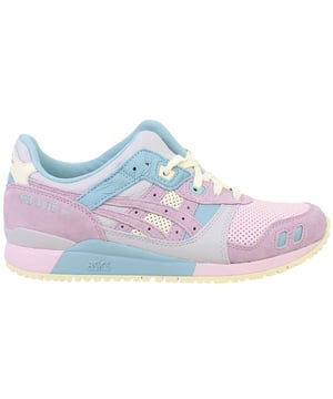 Die Asics Gel-Lyte III OG Herren Sneaker in Lila sind eine stilvolle Hommage an das Erbe der Marke und bieten eine perfekte Kombination aus retro Design und modernem Komfort. Ideal für die Freizeit, bieten diese ikonischen Sneaker auffälligen Stil und zeitlose Anziehungskraft.

Wesentliche Merkmale:
Geteiltes Zungen-Design: 

Ein typisches Merkmal des Gel-Lyte III, das einen sicheren und bequemen Sitz bietet und die Bewegung der Zunge beim Tragen reduziert.

GEL® Technologie Dämpfung: 

Bietet hervorragende Stoßdämpfung und gewährleistet den ganzen Tag über Komfort und Unterstützung für alltägliche Aktivitäten.

Obermaterial aus Wildleder und Mesh: 

Kombiniert hochwertige Materialien für ein atmungsaktives und stylisches Aussehen, mit verbesserter Haltbarkeit und Textur.

Klassische Silhouette: 

Retro-inspiriertes Design, das in der ursprünglichen Veröffentlichung von 1990 verwurzelt ist und eine vielseitige und modische Ergänzung für jedes Outfit darstellt.

 Gepolsterter Kragen und Ferse: 

Erhöht den Komfort und die Unterstützung und sorgt für einen snug Sitz bei längerem Tragen.

Robuste Gummisohle: 

Gewährleistet zuverlässige Traktion und langlebige Leistung auf verschiedenen Oberflächen.

Auffällige lila Farbgebung: 

Ein gewagtes und lebhaftes Design, das ins Auge fällt und gleichzeitig eine zeitlose Ästhetik bewahrt.

Leichte Konstruktion: 

Bietet Komfort und Leichtigkeit, wodurch diese Sneaker sowohl für lässige Ausflüge als auch für aktive Lebensstile geeignet sind.

Die Asics Gel-Lyte III OG Herren Sneaker in Lila sind ein Must-have für Sneaker-Enthusiasten, die klassische Designs in Kombination mit modernem Komfort schätzen und eine stilvolle und bequeme Option für den Alltag suchen.