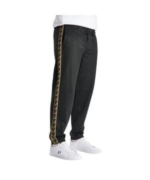 Zwarte joggingbroek met Fred Perry-logo, merklogo op het linkerbeen, elastische taille en manchetten, elastische taille en been, 46% katoen 54% polyester, gemaakt in Portugal, zwarte joggingbroek