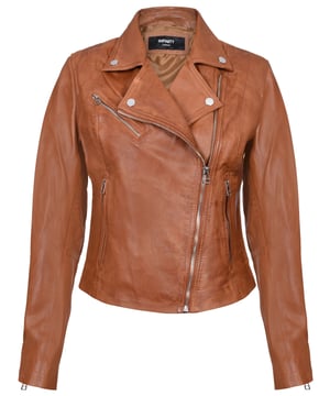 Verhoog je stijl met dit eigentijdse jasje met een opvallend ritsmotief in handgepolijste zilverkleur. Deze jas is gemaakt van 100% premium, ultrazacht nappaleer en biedt zowel luxe als comfort. Dit is wat hem onderscheidt:  
 Uniek ritsmotief: Het ontwerp van de jas wordt gekenmerkt door een prominent ritsmotief, waardoor een onderscheidende en eigentijdse look, vooral in de opvallende zilveren kleur. 
 Schuine YKK-ritssluiting: De voorkant met dubbele rij knopen is beveiligd met een schuine YKK-ritssluiting ritssluiting, wat een moderne draai geeft aan de klassieke bikerstijl. 
 Modieuze zakken met rits: Zakken met rits aan de voorkant versterken de modieuze uitstraling van de jas en bieden praktische opbergruimte voor je essentiële spullen. 
 Stijlvolle brede revers: De brede revers met inkepingen, die doet denken aan het iconische jasje dat Marlon Brando populair maakte in de jaren vijftig, kan worden vastgemaakt met epauletten met studs voor extra flair. 
 Veelzijdige kleuropties: Verkrijgbaar in klassiek zwart en bruin, maar ook in opvallend rood, deze jas biedt veelzijdige keuzes die bij jouw stijl passen.  Uitgerust met een niet-gecentreerde YKK-ritssluiting, zakken met rits en manchetten, is deze jas een veelzijdige toevoeging aan je garderobe. perfect om een ​​statement te maken, of je nu voor een klassieke of gewaagde look gaat