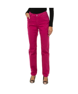 Lange Jeans.
 Rosa Farbe
 Gürtel mit Gürtelschlaufen.
 Reißverschluss und Knopfverschluss auf der Vorderseite.
 Zwei Vordertaschen und eine Minitasche.
 Zwei Taschen auf der Rückseite mit Metallic-Logo.
 Normale Passform.
 Stretch-Stoff.
 Passende sichtbare Nähte.

 Zusammensetzung:
 91% Baumwolle - 6% Polyester - 3% Elasthan.

 Waschanleitung:
 - Maximal bei 30ºC waschen.
 - Bügeln bei mittlerer Temperatur, max. 110 ° C.
 - Erlaubt die Verwendung eines Trockners.
 - Verwenden Sie keine Bleichmittel.
 - Es unterstützt nicht die chemische Reinigung.
 Zusammensetzung: 91% Baumwolle, 6% Polyester, 3% Elastan
 Pflege:
- Maximal bei 30ºC waschen.
 - Bügeln bei mittlerer Temperatur, max. 110ºC.
 - Erlaubt die Verwendung eines Trockners.
 - Keine Bleichmittel verwenden.
 - Kann nicht chemisch gereinigt werden.