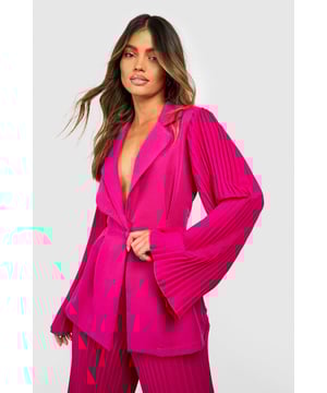 A menswear classic with a feminine edge, add a touch of soft tailoring to your wardrobe with a blazer. Resembling a suit jacket but cut more casually for an effortlessly chic look, blazers are the trans-seasonal piece you need. Featuring lapels and button detailing, we've got blazers for women who wanna bring a new kinda energy to their outfits. Team a double breasted blazer with some heel boots, or get on board with the oversized trend and go for longline pieces for an edgy vibe.Style: BlazerDesign: PlainFabric: Bi StretchLength: RegularNeckline: CollaredSleeve Length: Long Sleeve