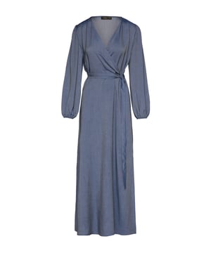 Dieses Maxikleid ist aus einem gewebten Viskosestoff im Denim-Stil gefertigt. Die langen Ärmel sind an den Schultern gerafft und an den Bündchen mit einem Gummizug versehen, der für Raffung sorgt. Vorne ist es im Faux-Wrap-Stil gehalten. In der Taille ist ein Gummizug und ein Gürtel angebracht. An der Seite befindet sich ein verdeckter Reißverschluss, der das Anziehen des Kleides erleichtert. Das Kleid hat Seitenschlitze.