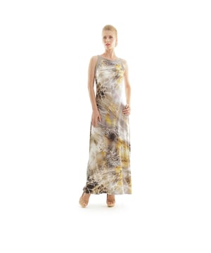 Toon je troeven in deze moeiteloos sensuele maxi-jurk van Conquista. Gemaakt in een opvallende abstracte dierenprint en uitgevoerd in een zijdezacht stretchmateriaal dat een prachtig figuuraccentuerende silhouet creëert. Ronde hals. Mouwloos. Het model is 178 cm en draagt maat 36/S.
