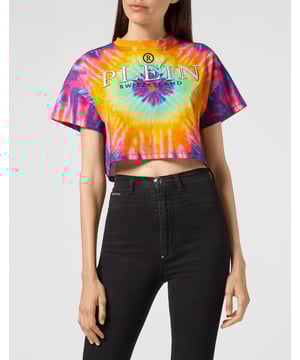 Camiseta corta confeccionada en jersey de algodón con estampado tie-dye. Una placa con el logo está cosida en el pecho izquierdo. Dobladillos con pespunte doble.