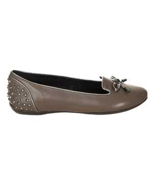 Ballerina für Frauen.
 Farbe Taupe
 Schuhwerk aus Kunstleder mit kontrastierenden Details.
 Maximale Atmungsaktivität.
 Er hat eine rutschfeste Gummisohle.
 Dank seines Designs bietet er maximalen Komfort.

 Zusammenstellung: Außen: Kunstleder.
 Innen: Leder / Textil.
 Sohle: synthetisch.

 Eventuell verbliebene Verschmutzungen mit einem trockenen Baumwolltuch entfernen.
 Um die Haut in perfektem Zustand zu halten, tragen Sie eine spezielle Reparaturcreme gleichmäßig auf.
 Vermeiden Sie direktes Licht und Wärmequellen.