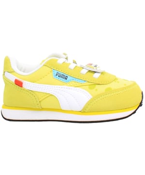 Puma Future Rider SpongeBob Kinderen Gele Sneakers, een heerlijke samenwerking tussen Puma en de geliefde animatieserie SpongeBob SquarePants. Deze sneakers combineren levendige designelementen met comfort en functionaliteit, waardoor ze de perfecte keuze zijn voor jonge fans van de show.

Belangrijkste Kenmerken:

SpongeBob SquarePants Samenwerking: Ter ere van de iconische personages en beelden uit de SpongeBob SquarePants-serie, zijn deze sneakers voorzien van speelse SpongeBob-thema details die zowel kinderen als fans zullen verrassen. Van SpongeBob zelf tot zijn vrienden en iconische scènes, deze sneakers vangen de geest van de geliefde cartoon.

Future Rider Silhouet: Geïnspireerd door de klassieke Future Rider-silhouet van Puma, bieden deze sneakers een retro-geïnspireerd ontwerp met moderne updates. De dikke maar lichte constructie zorgt voor comfort en ondersteuning voor de hele dag.

SpongeBob Branding: Van subtiele accenten tot gedurfde graphics, deze sneakers hebben SpongeBob-branding door het hele ontwerp, waarmee de geliefde personages en beelden uit de show worden weergegeven. Kinderen kunnen hun liefde voor SpongeBob SquarePants met elke stap laten zien.

Laat je kleintjes duiken in plezier en avontuur met de Puma Future Rider SpongeBob Kinderen Gele Sneakers. Met een speels ontwerp dat comfort en functionaliteit combineert, zullen deze sneakers zeker een favoriet worden voor kinderen die van SpongeBob SquarePants houden.