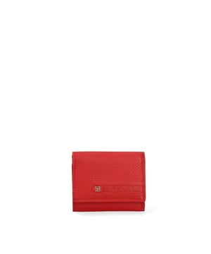 Cartera de mujer. El cierre es con botón de presión. Los bolsillos internos son tarjeteros y porta billetes. Los bolsillos externos son uno en la espalda con cremallera. Falta la correa para el hombro. Falta el mango. Hay un compartimento interno. El material exterior es 100% Piel Auténtica. Internamente está forrado en piel auténtica. Medidas: 11,5x9,5x2 cm. Producto de moda