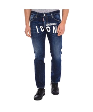 Lange Hose Dsquared2.
 Gerade geschnittene Hose.
 Hauptverschluss mit unsichtbaren Knöpfen.
 Zwei offene Taschen an den Seiten.
 Zwei offene Taschen auf der Rückseite.
 Taille mit Gürtelschlaufen.
 Markenaufdruck auf der Vorderseite.
 Zusammenstellung: 100% Baumwolle
 Pflege:
Bei maximaler Temperatur von 30º waschen.
 Bei niedriger Temperatur bügeln.
 Kein Bleichmittel verwenden.
 Keinen Trockner verwenden.
 Nicht chemisch reinigen.