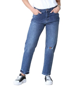 MYT Ladies Straight leg jeans zijn een must voor alle vrouwen in hun garderobe. - -. Ontworpen met goed stretch denim voor extra flexibiliteit en bewegingsgemak. - -. De hoge, ingesnoerde taille van deze Autograph jeans trekt je in rond het midden en de wijdere rechte pijp met licht gebogen zijnaden past bij de meeste lichaamstypes en geeft een flatterend silhouet. - -.  Gemaakt van een verantwoorde katoenmix en met een on-trend scheur in de knie is deze jeans met hoge taille comfort en stijl in één. - - .   Maat 10 is 28 inch in de taille. - - . . . - - .   Maat 12 is 30 inch in de taille. - - . . . - - .   Maat 14 is 32 inch in de taille. - - . . . - - .   Maat 16 is 34 inch in de taille. - - . . . - - .   Maat 18 is 36 inch in de taille. - - . . . - - .   Maat 20 is 38 inch in de taille. - - . . - - . Maat 22 is 40 inch in de taille. - - . . . - - . Maat 24 is 42 inch in de taille. - - . . . - - .