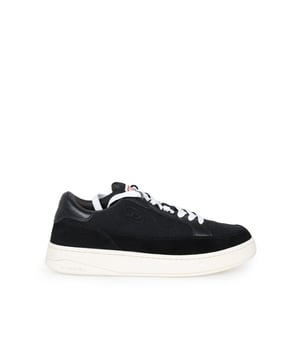 Las zapatillas bajas y atadas son una opción perfecta para aquellos que valoran la comodidad y el estilo en uno - su diseño universal hace que se combinen perfectamente tanto con estilos cotidianos como más elegantes.

Con un parche de la marca en la lengua, estas zapatillas adquieren un carácter único, destacando al mismo tiempo el prestigio y la atención al detalle que distinguen a esta marca de otras.

En el lado externo, el logo de la empresa constituye un acento sutil, pero distintivo, que atrae la mirada y agrega un encanto especial a los zapatos, al mismo tiempo que atestigua su autenticidad.

La suela con logo no solo garantiza calidad, sino que también es un elemento que proporciona una excelente adherencia y comodidad de uso durante todo el día.

Hechas de cuero de alta calidad, estas zapatillas no solo ofrecen elegancia, sino también durabilidad, asegurando que servirán durante muchas temporadas, manteniendo su aspecto impecable.