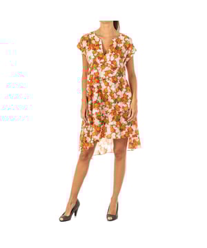 Jurk met wijde mouwen en bloemendessin
 Veelkleurig
 V-hals.
 Detail van ruches aan de voorkant.
 Naden in toon zichtbaar.

 Samenstelling: 100% viscose

 Wasvoorschriften:
 - Maximaal wassen op 40ºC.
 - Strijken op gemiddelde temperatuur, max. 110 ° C.
 - Droger mag gebruikt worden.
 - Geen bleekmiddel gebruiken.
 - Kan niet chemisch gereinigd worden.

 Maat
 Europees ontwerp

 1 XS
 2 S
 3 M
 4 L
 5 XL
 6 XXL

 Samenstelling: 100% viscose
 Onderhoud:
- Wassen op maximaal 40ºC.
 - Strijken op gemiddelde temperatuur, max. 110ºC.
 - Je kunt een droger gebruiken.
 - Geen bleekmiddel gebruiken.
 - Kan niet chemisch gereinigd worden.