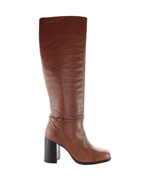 Verhoog je wintergarderobe met de tijdloze en verfijnde Ted Baker Charona Women's Brown Boots. Gemaakt met Ted Baker's beroemde aandacht voor detail en stijl, deze laarzen combineren naadloos mode en functionaliteit voor de moderne vrouw.

Belangrijkste kenmerken:

 Rijk bruin leer:  De Charona laarzen hebben een bruine leren bovenkant, die warmte en elegantie toevoegt aan je winterse ensemble.

 Handtekening strikdetail:   Ted Baker's onderscheidende touch is duidelijk met een handtekening strik detail, het aanbieden van een vleugje vrouwelijkheid en verfijning.

 Comfortabele Hakhoogte:   Deze laarzen zijn ontworpen voor dagelijks gebruik en hebben een comfortabele hakhoogte die een stijlvolle lift geeft zonder aan comfort in te boeten.

 Kwaliteit vakmanschap:   Ted Baker staat synoniem voor vakmanschap van hoge kwaliteit, waardoor je verzekerd bent van duurzaamheid en een lange levensduur van je schoeisel.

 Veelzijdige styling:   In combinatie met jeans, rokken of jurken vullen deze bruine laarzen moeiteloos verschillende outfits aan, waardoor ze een veelzijdige aanvulling zijn op je garderobe.

 Ted Baker merkopdruk:   Let op het subtiele Ted Baker merk, een teken van authenticiteit en verfijning.

Styling tips:

 Casual Chic:   Combineer de Charona laarzen met een skinny jeans en een knusse trui voor een casual maar chique winterlook.

 Kleed ze aan:   Ga van dag naar nacht door deze laarzen te combineren met een stijlvolle jurk of rok voor een verheven en modieus ensemble.

 Sophistication in lagen:   Combineer de laarzen met laagjes zoals een jas op maat en sjaal om een geraffineerde winteroutfit te creëren.