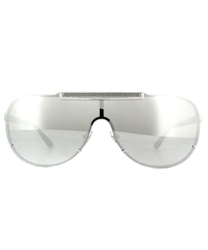 Versace Zonnebril VE2140 10006G Zilver Light Grijs Zilver Spiegel zijn een geweldige vizierstijl met het Greca Key Motif van vele Versace-producten die langs de Distinctive Top Brow-bar verschijnen. Metalen clips houden de lens op de plaats aan het frame en een Versace-lettersembleem versiert de tempels voor die toegevoegde zegel van goedkeuring.