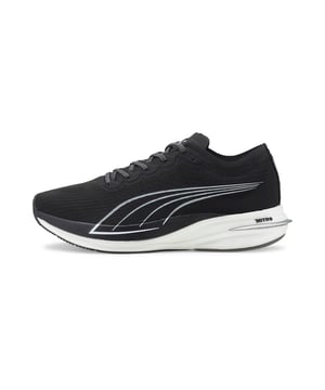 VERHAAL VAN HET PRODUCT Maximale prestaties voor elke afstand. De DEVIATE NITRO is een dempend silhouet dat de trend van maximaal presterende hardloopschoenen vernieuwt en gemaakt is om sneller hardlopen makkelijker te maken. Het NITRO Foam en de hele schoen zijn zeer licht voor de hoeveelheid responsieve demping. Hardloopefficiëntie wordt gemaximaliseerd via de INNOPLATE van koolstofvezel die als een hefboom werkt om je bij elke stap vooruit te stuwen. De DEVIATE NITRO verbetert de efficiëntie voor lange duurlopen en is de perfecte keuze voor maximale demping tot en met de marathon. KENMERKEN & VOORDELEN NITRO Foam: PUMA's NITRO Foam-technologie biedt de perfecte balans tussen lichtgewicht en responsiviteitINNOPLATE: PUMA's koolstofvezel voortstuwingsplaat werkt als een hefboom om je voort te stuwenPUMAGRIP: PUMA's duurzame rubbersamenstelling die tractie op alle oppervlakken biedt DETAILS Laag silhouetBademend mesh bovenwerkNITRO FOAM tussenzoolPUMAGRIP RUBBER buitenzool voor tractie op alle oppervlakkenKoolstofvezel INNOPLATE voor energieoverdrachtLichtgewicht, ademende tongVetersluiting voor een goede pasvormTPU hielstuk voor stabiliteitReflecterende branding en spoilerGewicht: 9.268g, hak-tot-teen daling: 8mm