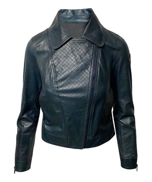 VINTAGE, UVP WIE NEU  
Sei edgy und mutig mit dieser grünen Lederjacke von Chanel. Ganz anders als die Tweeds, aber dennoch eine Passform, die an Chanel erinnert.

Chanel Motorradjacke aus grünen Leder  
Farbe: grün  
Material: Leder  
Zustand: ausgezeichnet  
Größe: FR34  
Gebrauchsspuren: Nein  
SKU: 86481   
Maße: Länge: 570 mm  