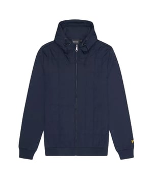 Manténgase cómodo y elegante con esta sudadera con capucha azul de la marca Lyle and Scott. Perfecto para cualquier ocasión, esta es la manera ideal de expresar tu estilo individual sin sacrificar la comodidad. ¡Mímate con este básico elegante hoy!, Sudadera con capucha azul marino de Lyle and Scott, Hecho en la India, 100% algodón, Logotipo de la marca en el pecho, Cierre de cremallera, Corte estándar, Se ajusta a la talla real, Insignia de la marca, Jersey azul