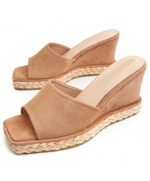 Sandalía de cuña casual para mujeres. Ajuste cómodo. Fabricada por otras marcas para nuestra marca. Medidas aproximadas: cuña de 7 cm y plataforma de 4 cm.