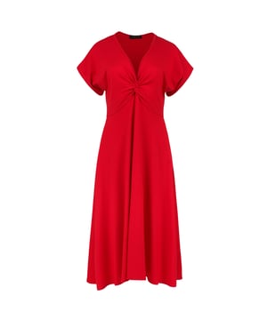Deze zomerjurk is gemaakt van stretch jersey. Het heeft korte mouwen en een V-hals met knoopdetail bij de buste. Daaronder eindigt diagonaal in de zijnaden een paneel van 5 cm. De rok heeft een cloche silhouet. Het kledingstuk is gestyled met een relaxte pasvorm en midi-lengte.