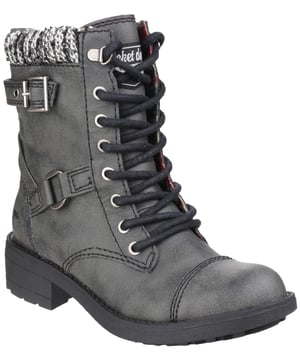 Elegante y atrevido. El Rocket Dog Thunder es ideal para el explorador urbano. Una bota cargo de estilo motero con un toque de diseño militar. Estos botines altos están fabricados con un cómodo material sintético negro con un toque acogedor. cuello de punto estilo campestre. elegantes detalles de hebilla y ojales de metal con ganchos para esquí estilo excursionista. El resistente tacón en bloque añade algo de altura.