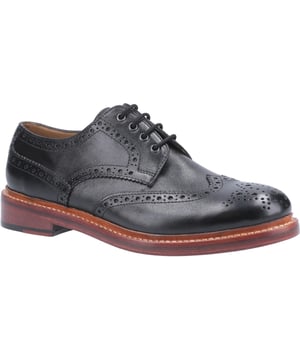 Der Herrenschuh Cotswold Quenington aus Leder ist mit klassischen Brogue-Details an der Flügelspitze ausgestattet. Goodyear Welt Konstruktion mit klassischer Ledersohle. Schnürverschluss mit 4 Ösen. Goodyear Welt Brogue-Schuh für Herren.
Gefertigt aus glattem Lederobermaterial.
Volle Flügelspitze und Brogue-Details.
Memory Foam Fußbett.