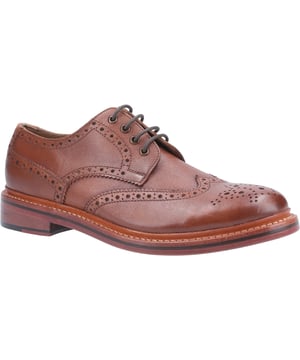 Heren schoenen van Cotswold, model Quenington, zijn prachtig vormgegeven met klassieke wingtip brogue-details. Goodyear-weltconstructie met een klassieke lederen zool. Vetersluiting met 4 oogjes.